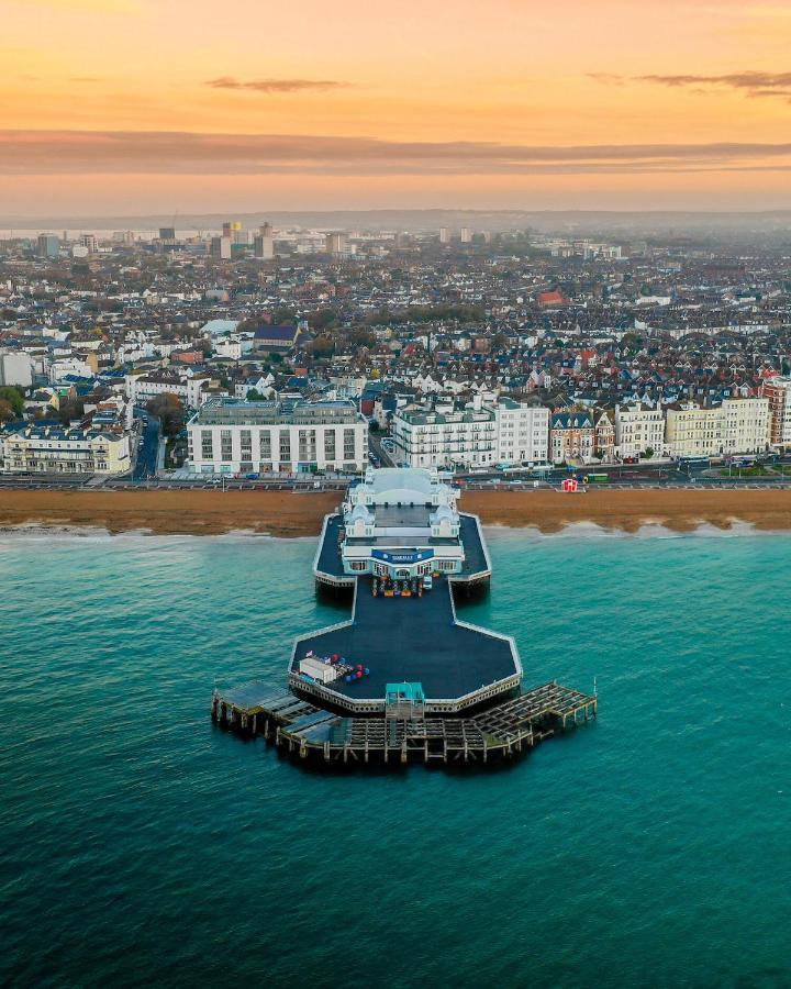 Southsea Royale Studio, James Bond, Parking, Seafront ポーツマス エクステリア 写真