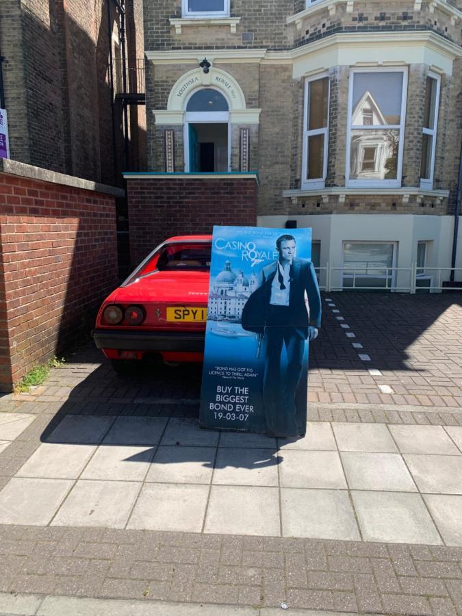 Southsea Royale Studio, James Bond, Parking, Seafront ポーツマス エクステリア 写真