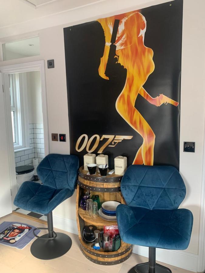 Southsea Royale Studio, James Bond, Parking, Seafront ポーツマス エクステリア 写真
